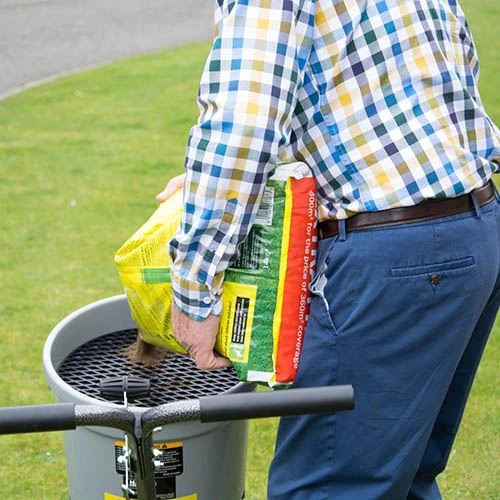 The Handy 50lbs Broadcast Fertiliser Spreader 5 The Handy 50lbs Broadcast Fertiliser Spreader - Image 5