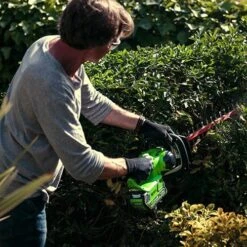 Greenworks 40v Hedge Trimmer With 2Ah Battery And Charger 9 Greenworks 40v Hedge Trimmer With 2Ah Battery And Charger -You Garden 180282 3
